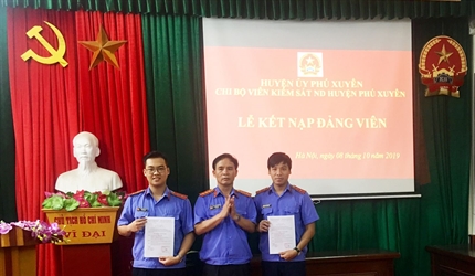 Chi bộ Viện KSND huyện Phú Xuyên tổ chức Lễ kết nạp Đảng viên mới.